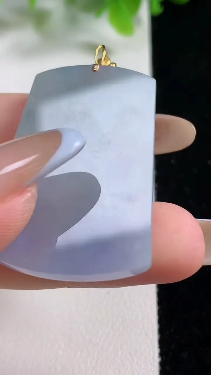 天然A货翡翠种春带彩 紫罗兰无事牌吊坠，尺寸37.4-26.6-4.1，重量:10.89g
11月6日