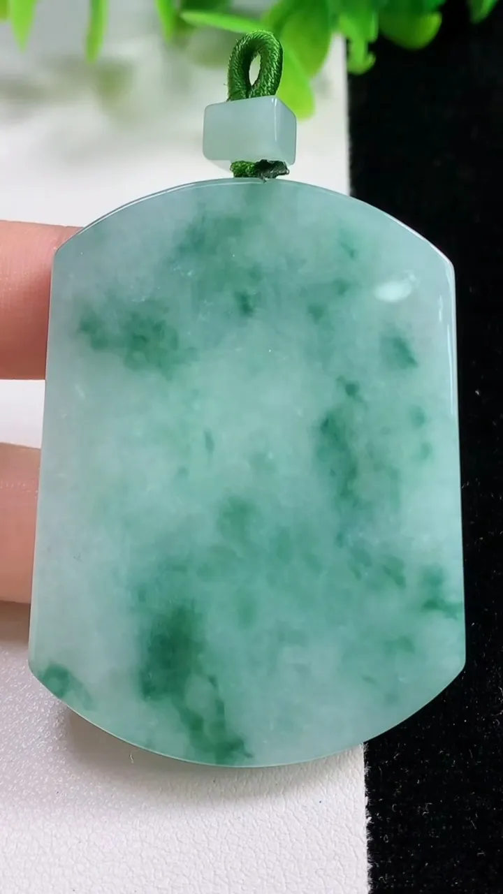 天然A货翡翠冰种飘花无事牌吊坠，尺寸55-40.6-5.8，重量:37.18g
11月6日