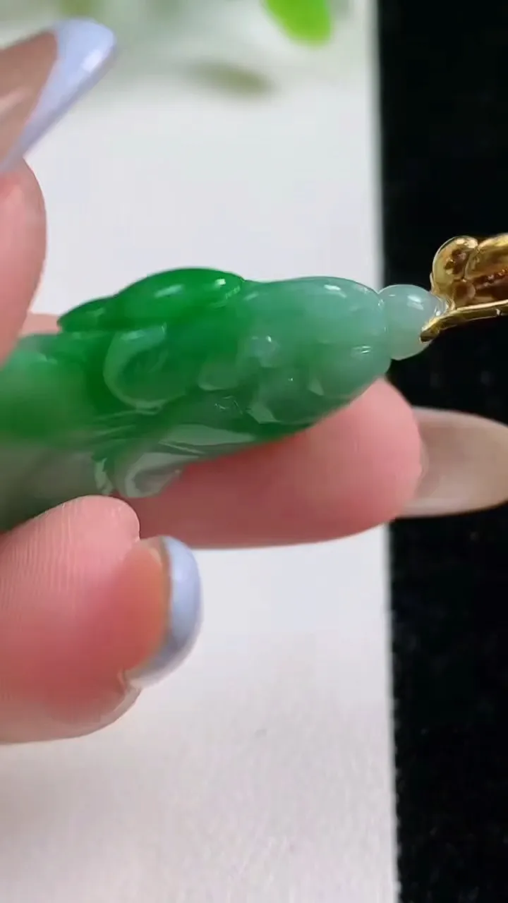 天然A货翡翠白菜吊坠，尺寸33.8-15.3-6.1，重量:6.29g
11月6日