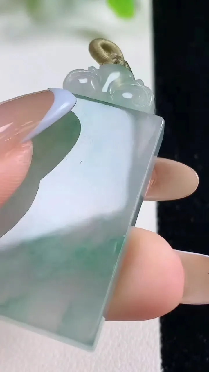 天然A货翡翠种飘花仿古无事牌吊坠，尺寸36.5-21-6，重量:16.61g
11月6日