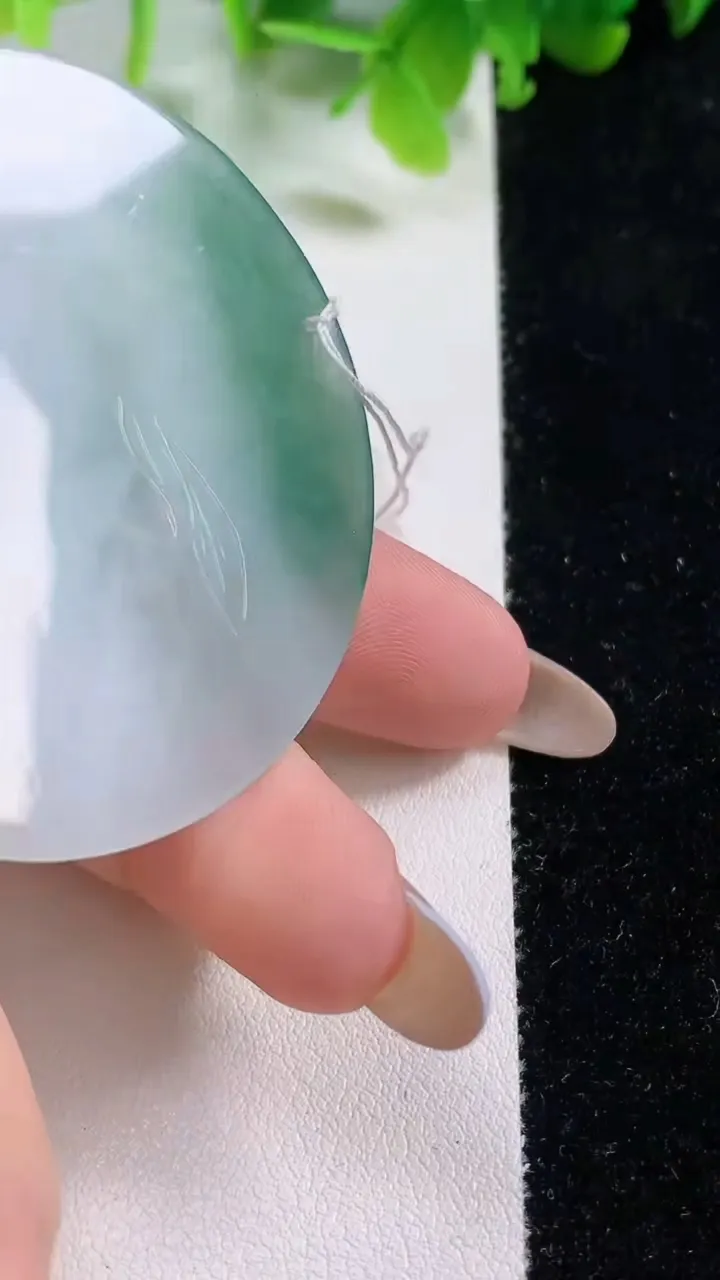 天然A货翡翠冰种飘花生肖兔吊坠，尺寸51-6.3，重量:31.21g
11月6日