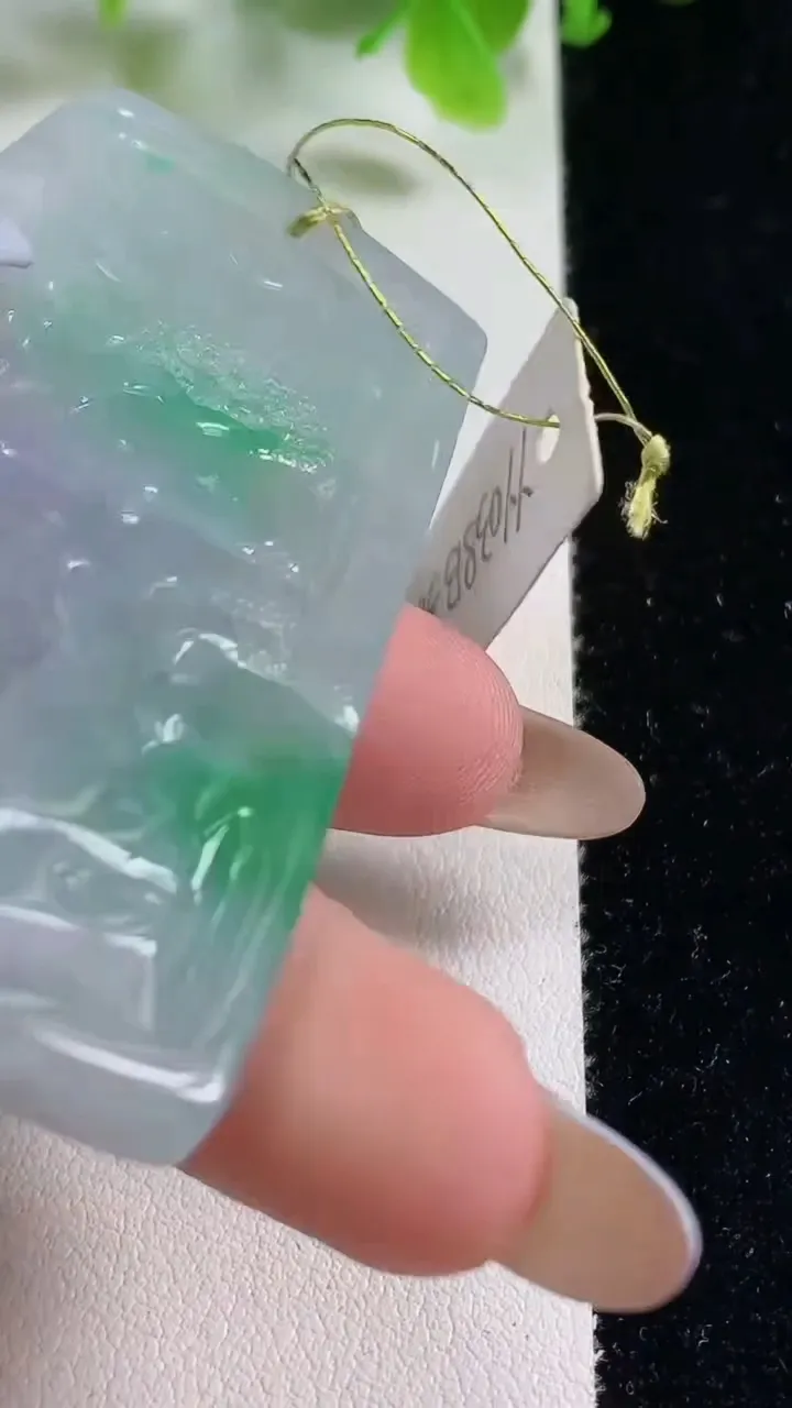 天然A货翡翠山水牌吊坠，尺寸63-36.5-9.3，重量:48.28g
11月6日