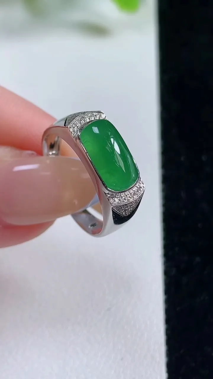 天然A货翡翠马鞍戒指，尺寸17.7-10.8-5.3-5.1，重量:3.45g2025年11月6日
