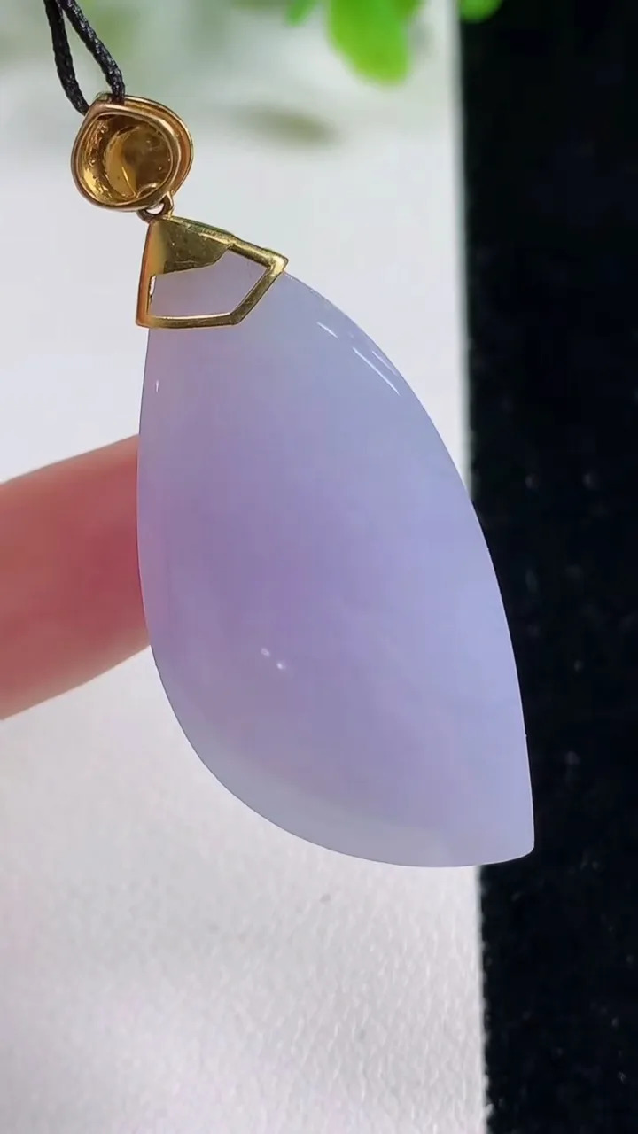 天然A货翡翠种紫罗兰随形吊坠，尺寸38.6-19-10.8，重量:11.69g
11月6日