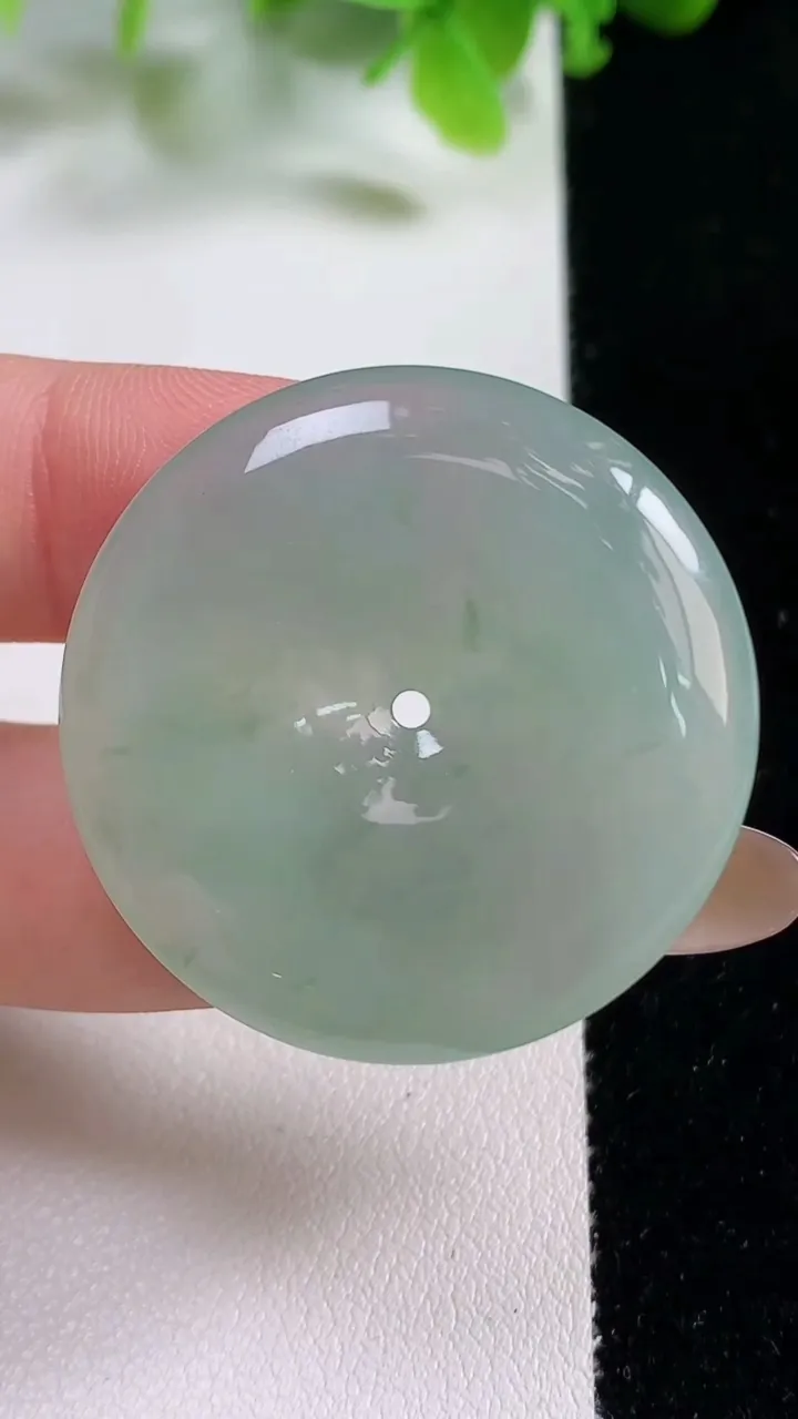 天然A货翡翠平安扣吊坠，尺寸35-5.6，重量14.37g
11月6日