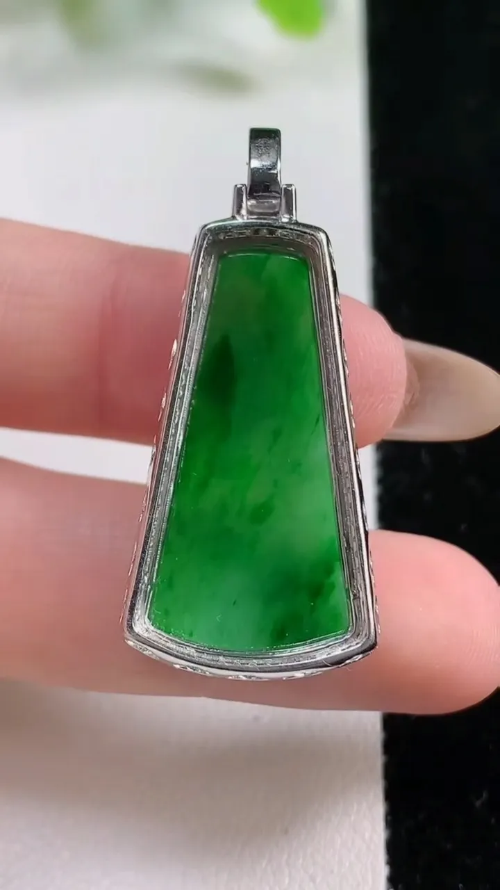 天然A货翡翠无事牌吊坠，尺寸39-17-6.6裸石29-15.3，重量:5.04g
11月6日