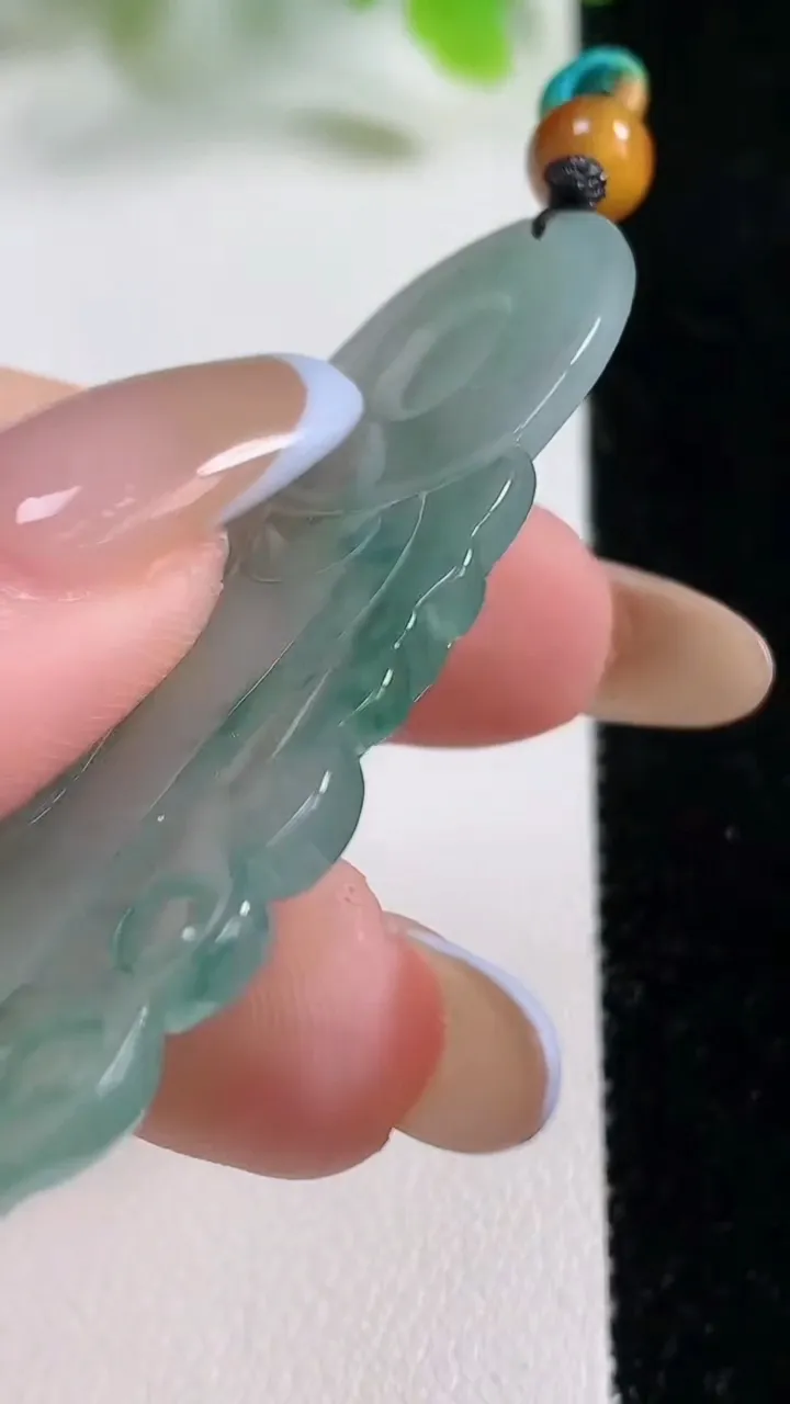天然A货翡翠冰种飘花观音菩萨吊坠，尺寸55-25.5-6.1，重量:14.86g
11月6日