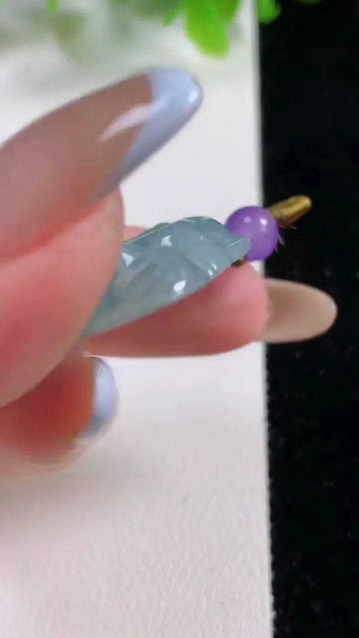 天然A货翡翠冰种飘花佛公吊坠，尺寸33.3-37.7-6.1，重量:11.77g
11月6日