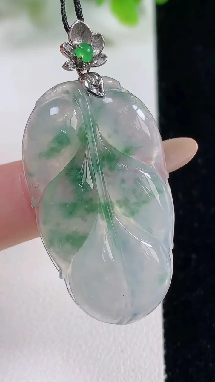 天然A货翡翠种飘花金枝玉叶 叶子吊坠，尺寸38.6-22.3-5，重量:8.97g
11月6日