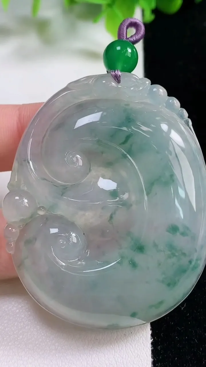 天然A货翡翠种飘花如意吊坠，尺寸56.4-46.8-7.8，重量:38.22g
11月6日