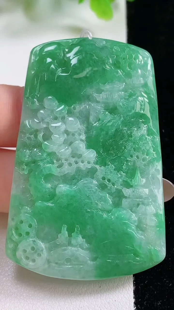 天然A货翡翠山水牌吊坠，尺寸58-36.5-5.6，重量:26.63g
11月6日