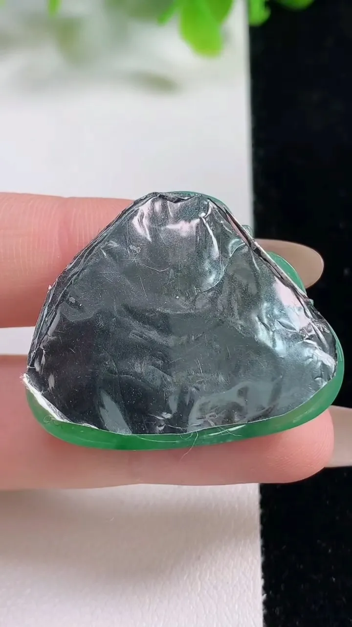 天然A货翡翠佛公镶嵌件，尺寸27.8-34.8-6.4，重量:9.30g
11月6日