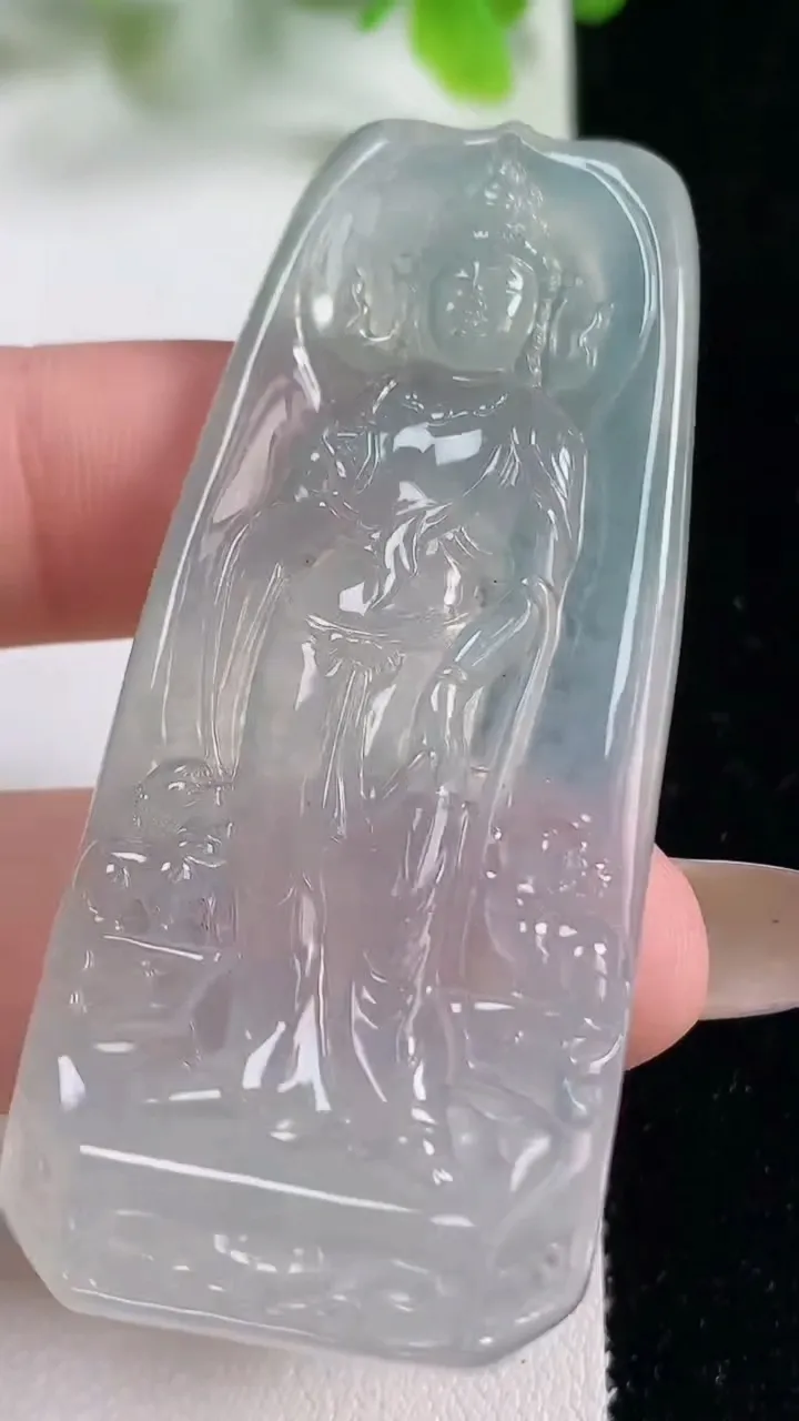 天然A货翡翠观音菩萨吊坠，尺寸61.6-26-5.2，重量:20.38g
11月6日