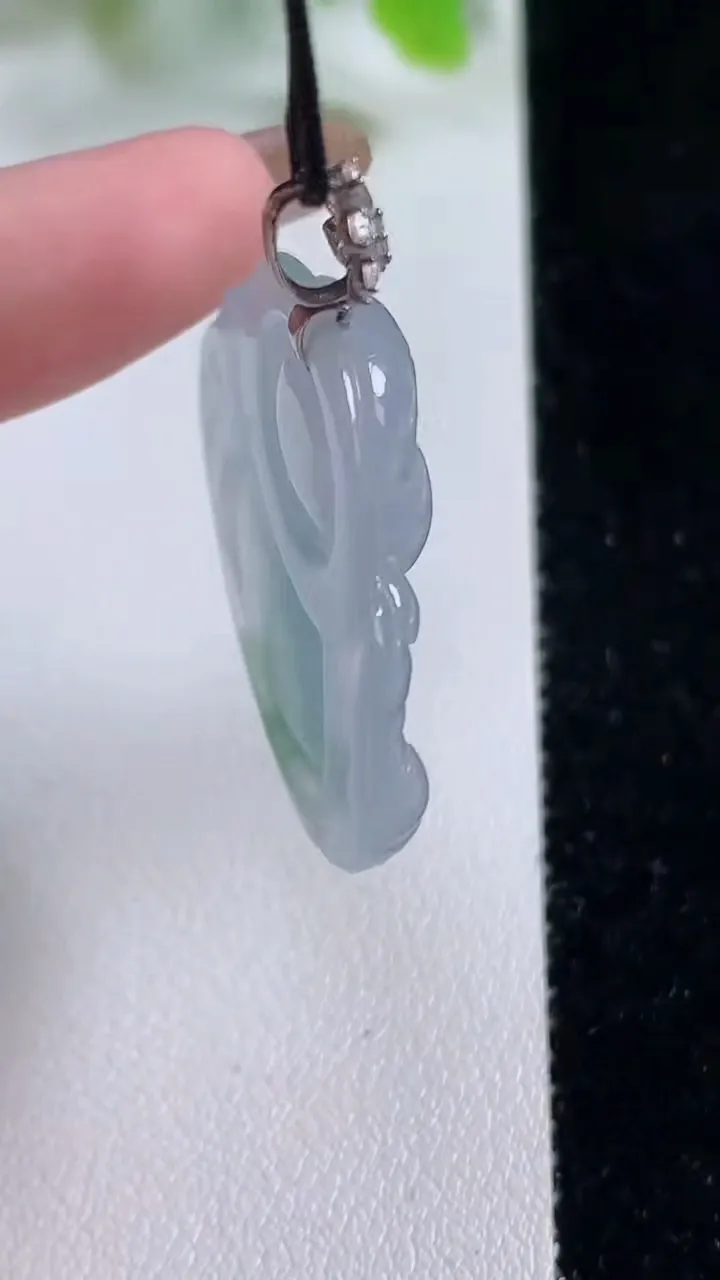 天然A货翡翠种飘花佛公吊坠，尺寸30.3-33.9-5.9，重量:9.31g
11月6日