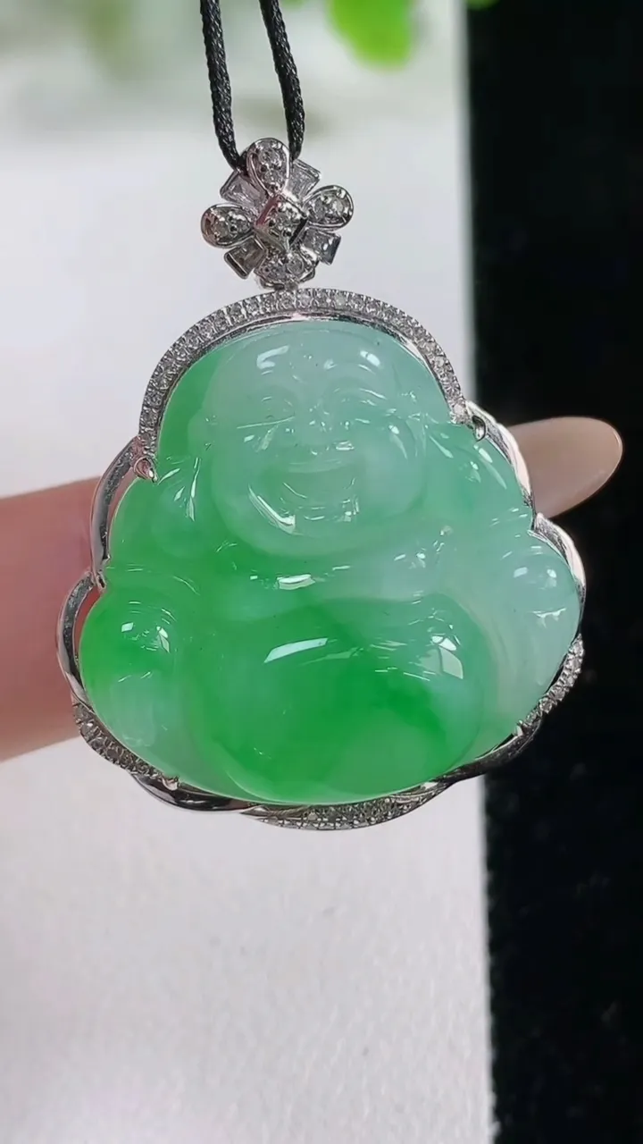 天然A货翡翠佛公吊坠，尺寸35.8-27.7-10裸石24.4-25.2，重量:9.29g
11月6日