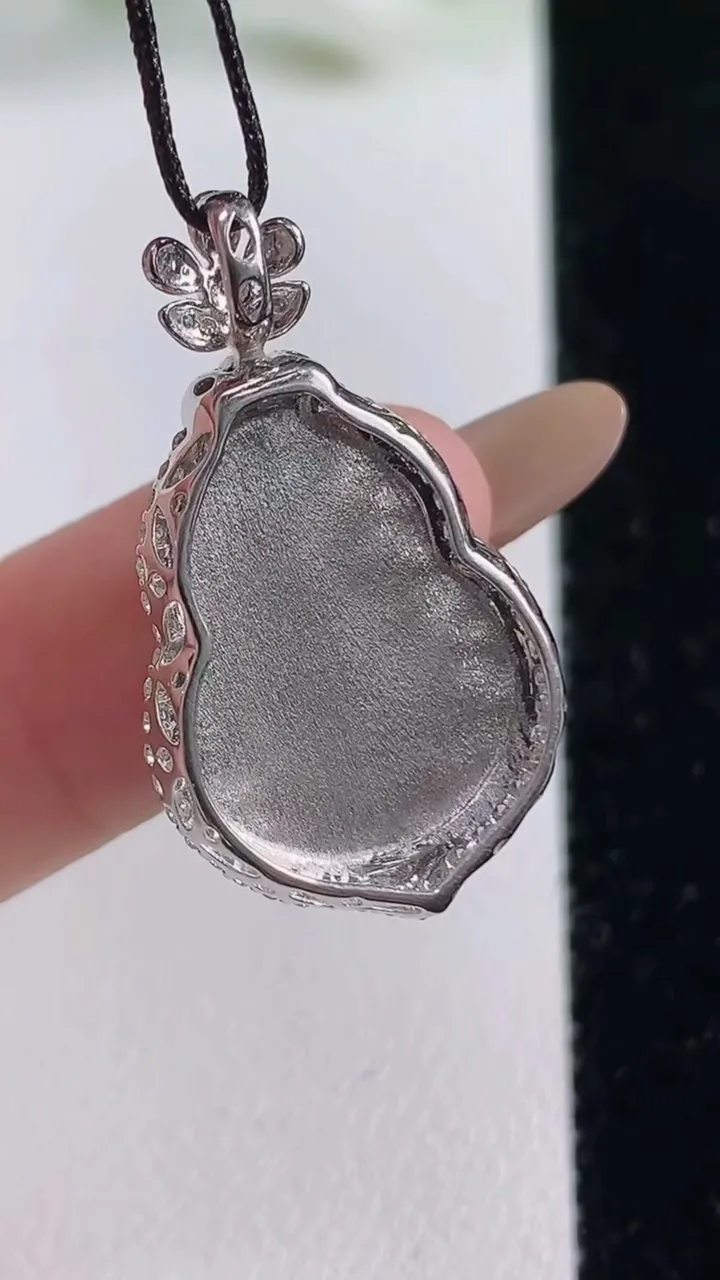 天然A货翡翠葫芦吊坠，尺寸29.3-16.8-9.8裸石18.8-14，重量:4.71g
11月6日