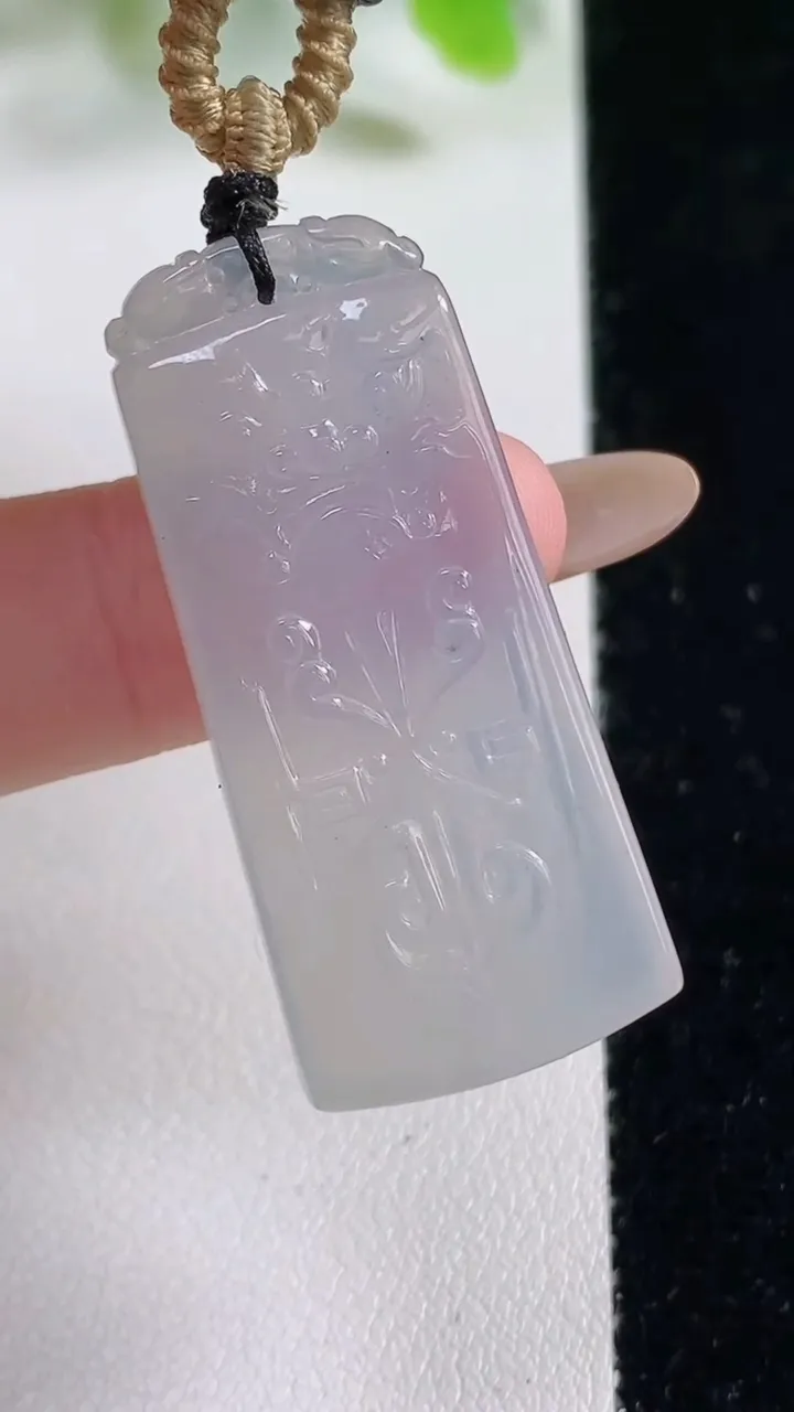 天然A货翡翠仿古龙牌吊坠，尺寸39-17.3-4.8，重量:11.39g
11月6日