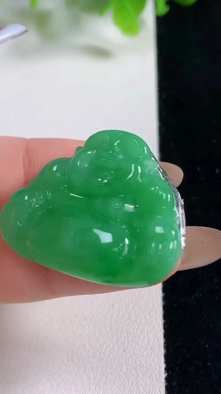 天然A货翡翠佛公镶嵌件，尺寸27.8-34.8-6.4，重量:9.30g
11月6日