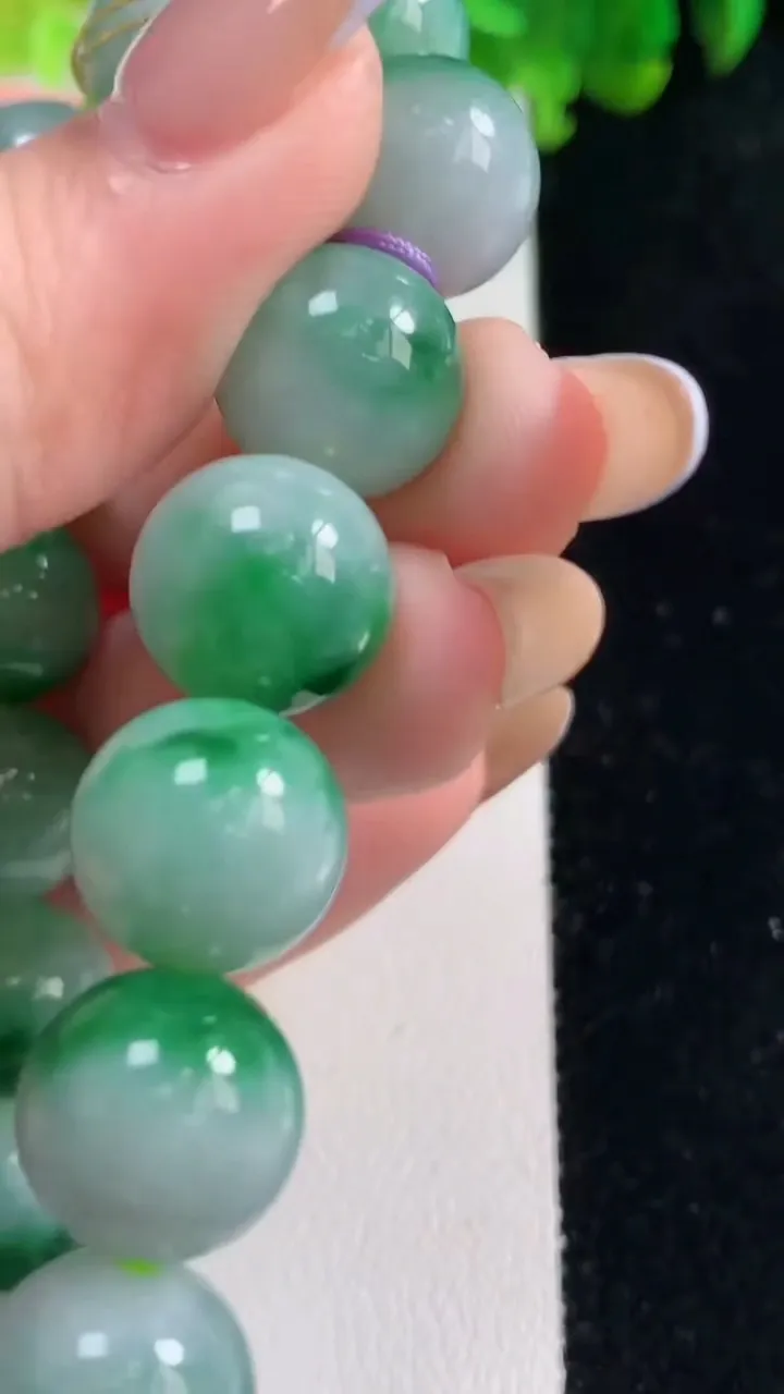 天然A货翡翠圆珠手串17颗，尺寸12.2，重量:53.58g11月6日
工厂直销收藏佳品,种好水足，色泽均匀，有种有色，上手高大气！