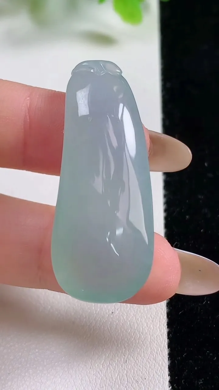 天然A货翡翠福瓜吊坠，尺寸41.8-16.4-9，重量:10.86g
11月6日