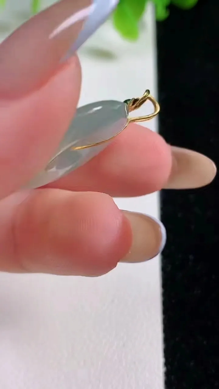 天然A货翡翠平安扣吊坠，尺寸23-3.9，重量:4.76g
11月6日