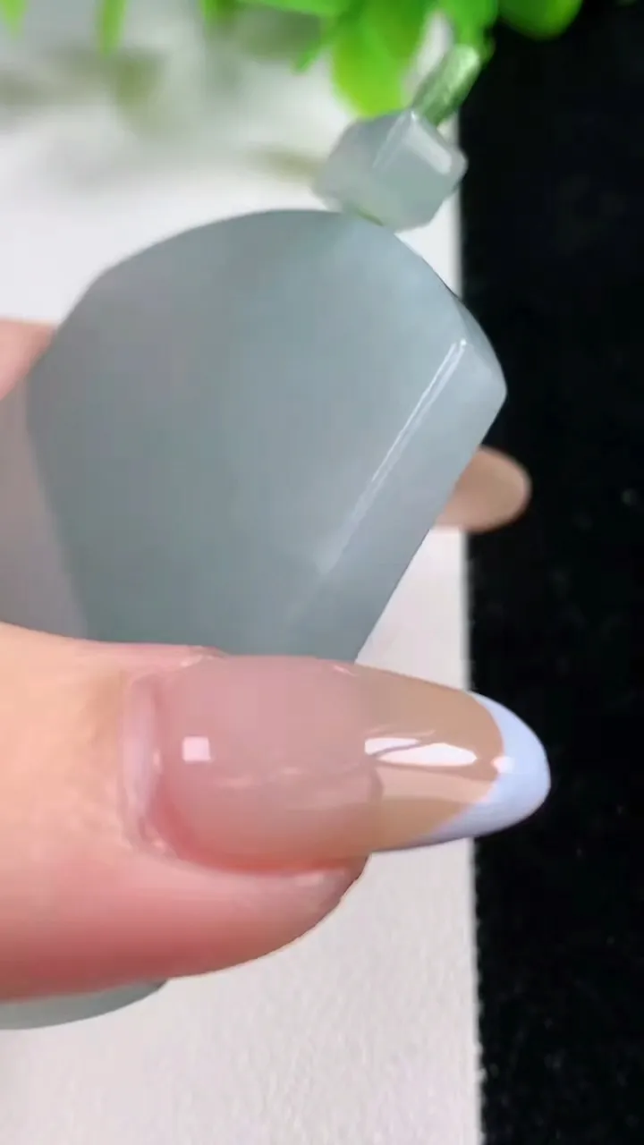 天然A货翡翠无事牌吊坠，尺寸56.2-42.4-6.3，重量:41.72g
11月6日