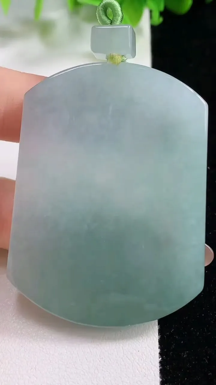 天然A货翡翠无事牌吊坠，尺寸56.2-42.4-6.3，重量:41.72g
11月6日