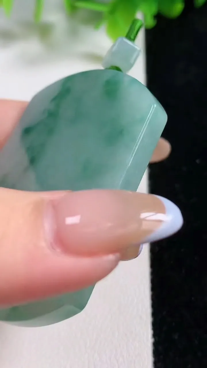 天然A货翡翠冰种飘花无事牌吊坠，尺寸55-40.6-5.8，重量:37.18g
11月6日