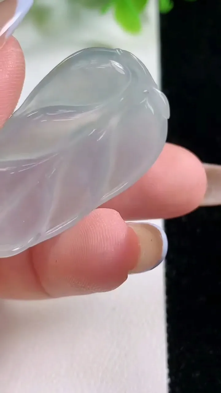 天然A货翡翠金枝玉叶 叶子吊坠，尺寸39.4-22-4.8，重量:8.39g
11月6日