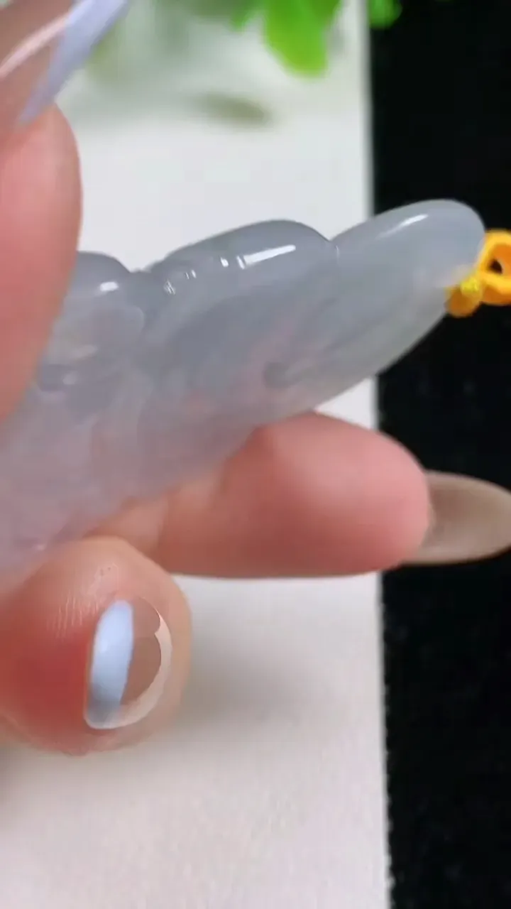 天然A货翡翠正装观音菩萨吊坠，尺寸48.3-32.6-5.4，重量:13.67g
11月6日