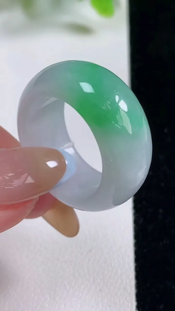 天然A货翡翠指环 扳指 戒指，尺寸20.3-11.6-4.6，重量:12.61g2025年11月6日
工厂直销收藏佳品,种好水足，色泽均匀，有种有色，上手高大气！