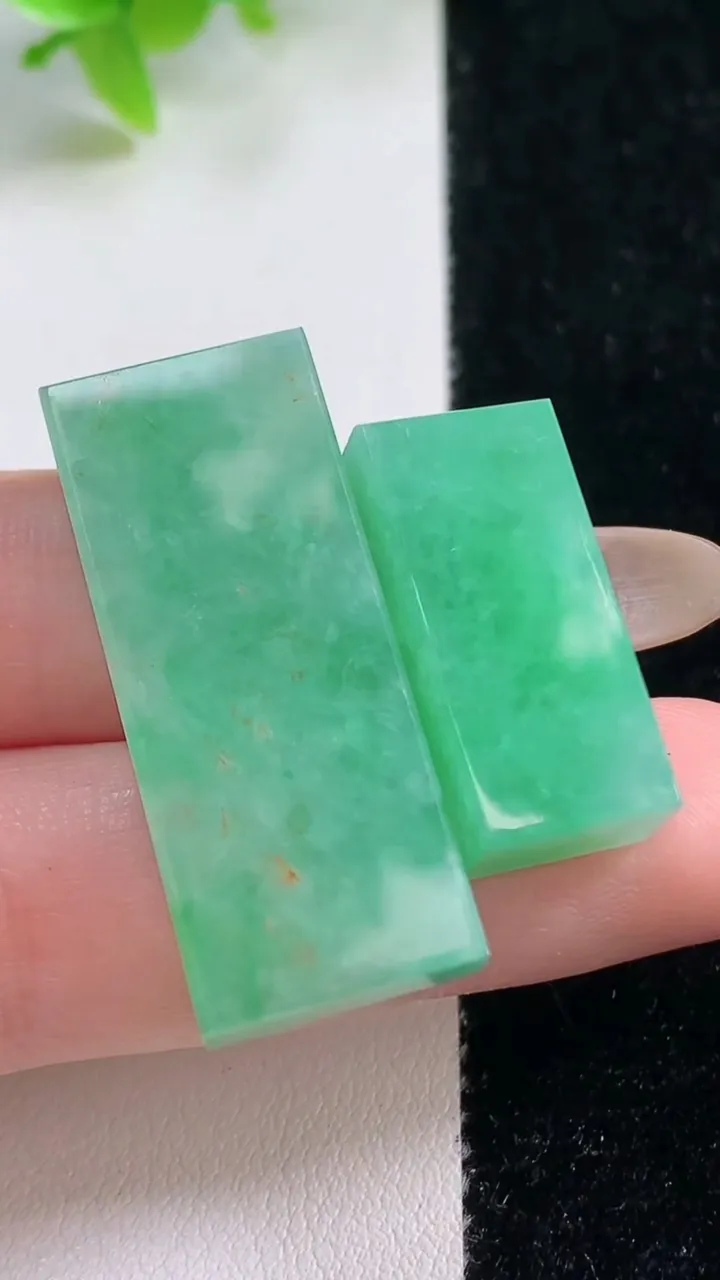 天然A货翡翠无事牌吊坠一对，尺寸34-13.7-6，重量:15.38g
11月6日