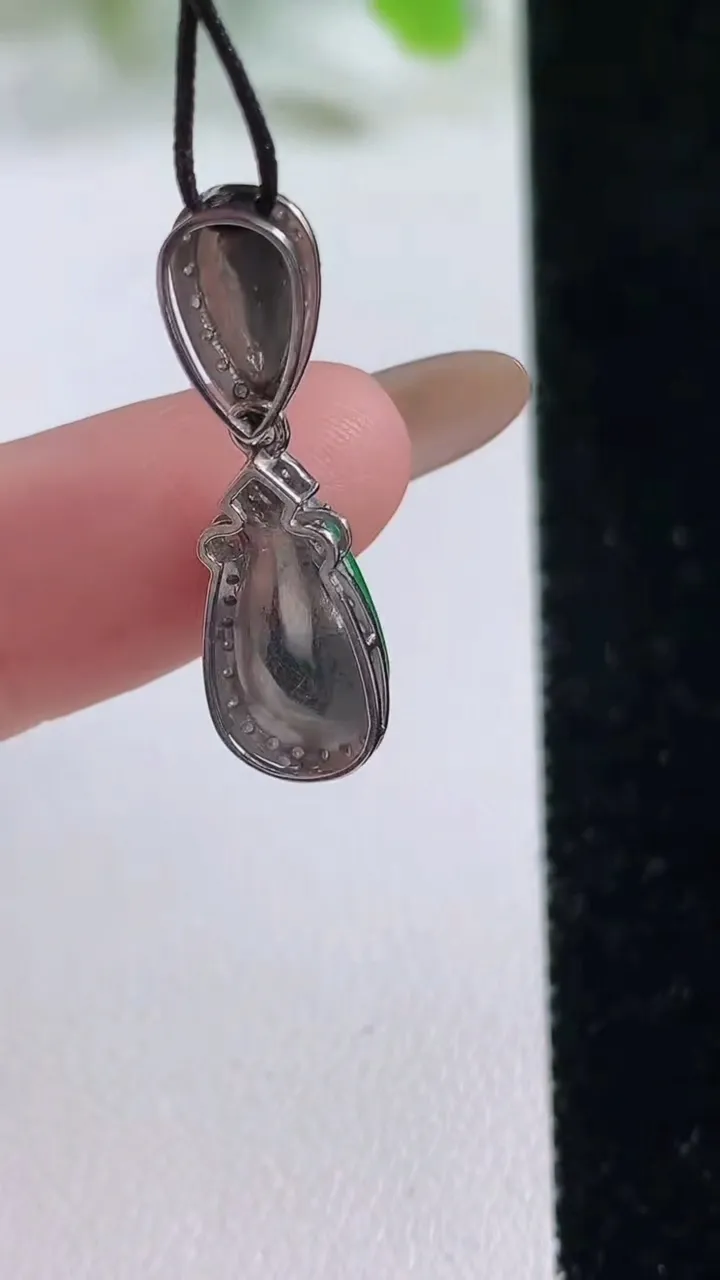 天然A货翡翠水滴吊坠，尺寸26.7-8.4-6.2裸石12.4-6.6，重量:2.17g
11月6日