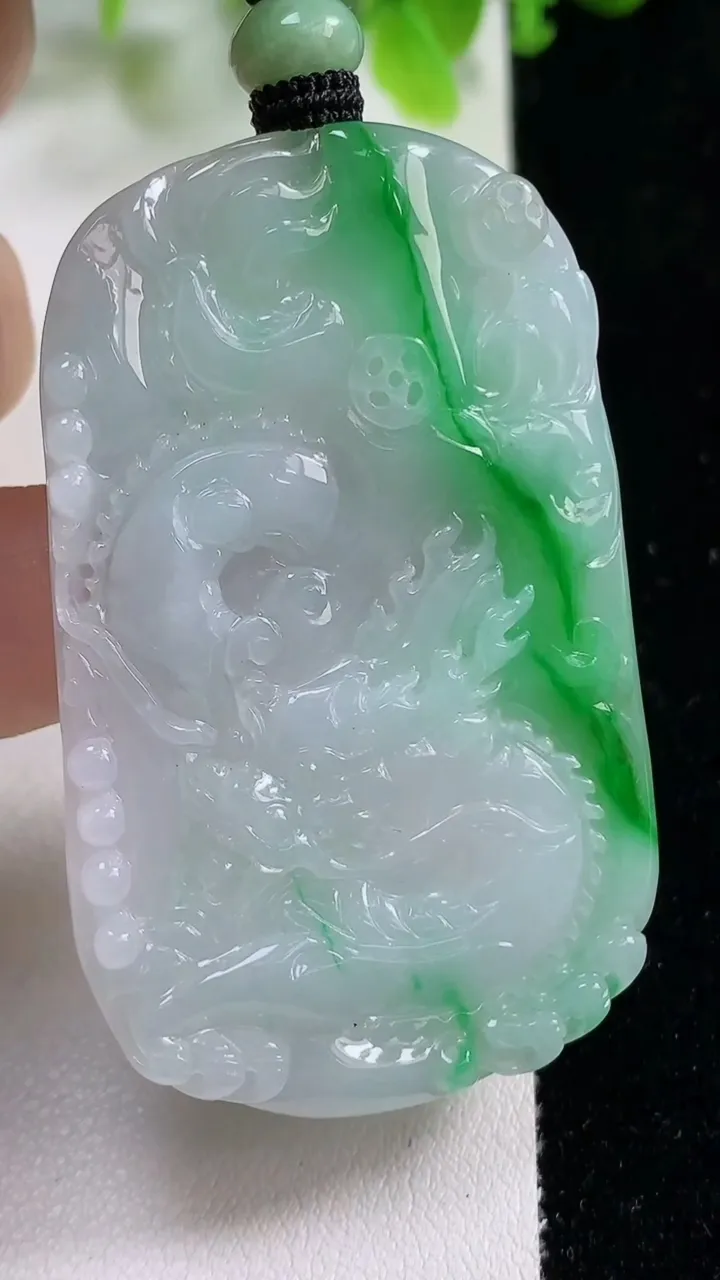 天然A货翡翠龙牌吊坠，尺寸56-34.7-4.8，重量:25.10g
11月6日