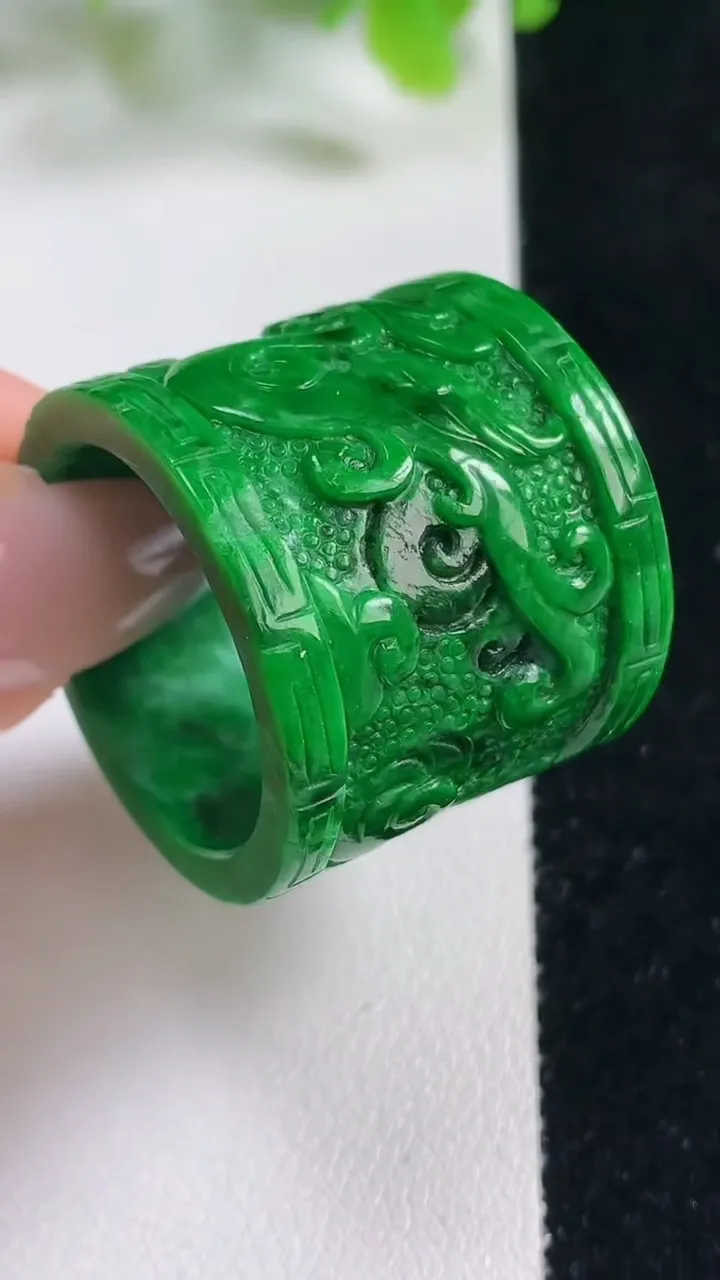 天然A货翡翠指环 扳指 戒指，尺寸23-24.4-3.4，重量:19.23g2025年11月6日
工