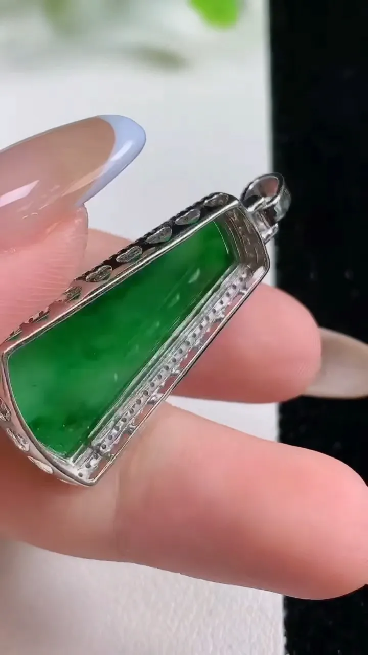 天然A货翡翠无事牌吊坠，尺寸39-17-6.6裸石29-15.3，重量:5.04g
11月6日