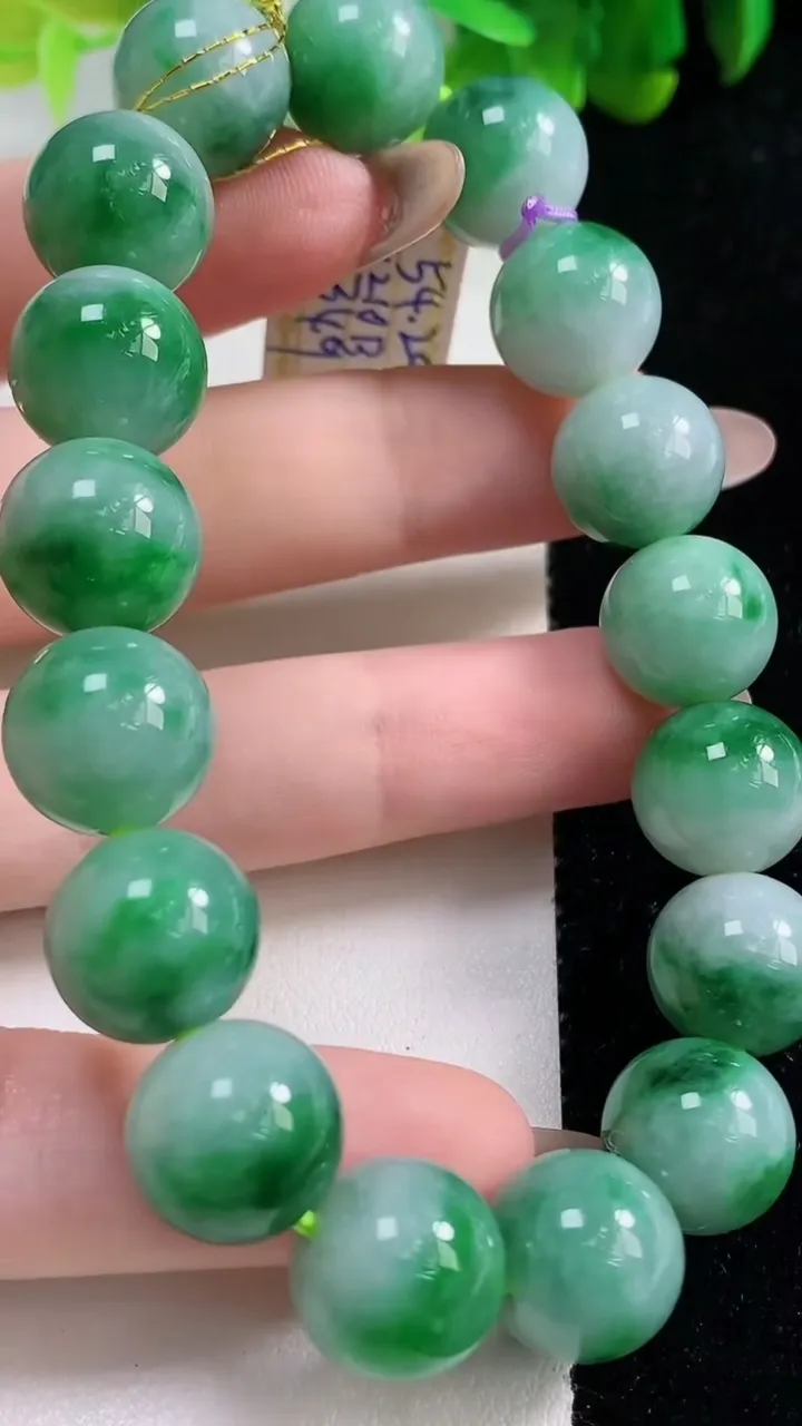 天然A货翡翠圆珠手串17颗，尺寸12.2，重量:53.58g11月6日
工厂直销收藏佳品,种好水足，色泽均匀，有种有色，上手高大气！