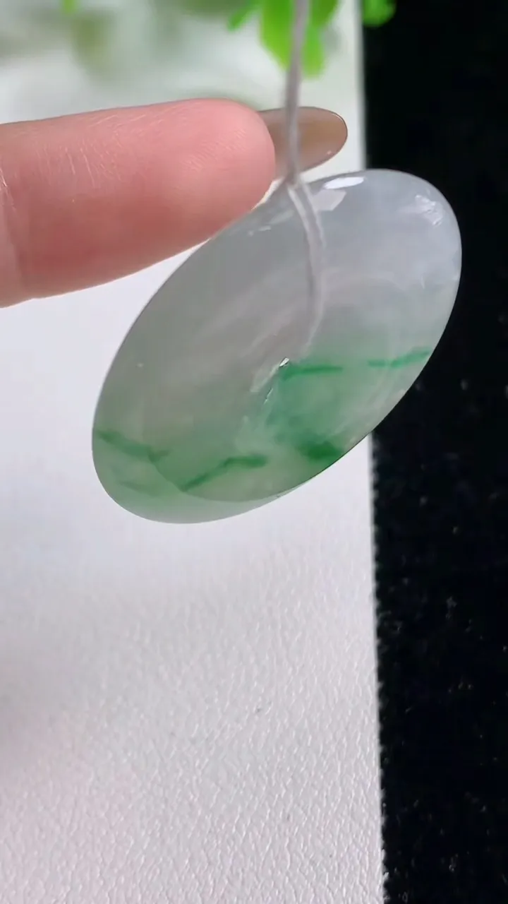 天然A货翡翠平安扣吊坠，尺寸31-5，重量:10.63g
11月6日