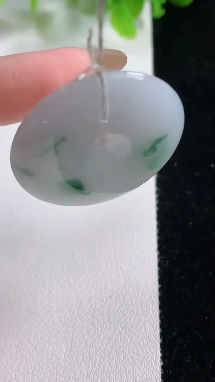 天然A货翡翠冰种飘花平安扣吊坠，尺寸31.3-5.7，重量:11.86g
11月6日