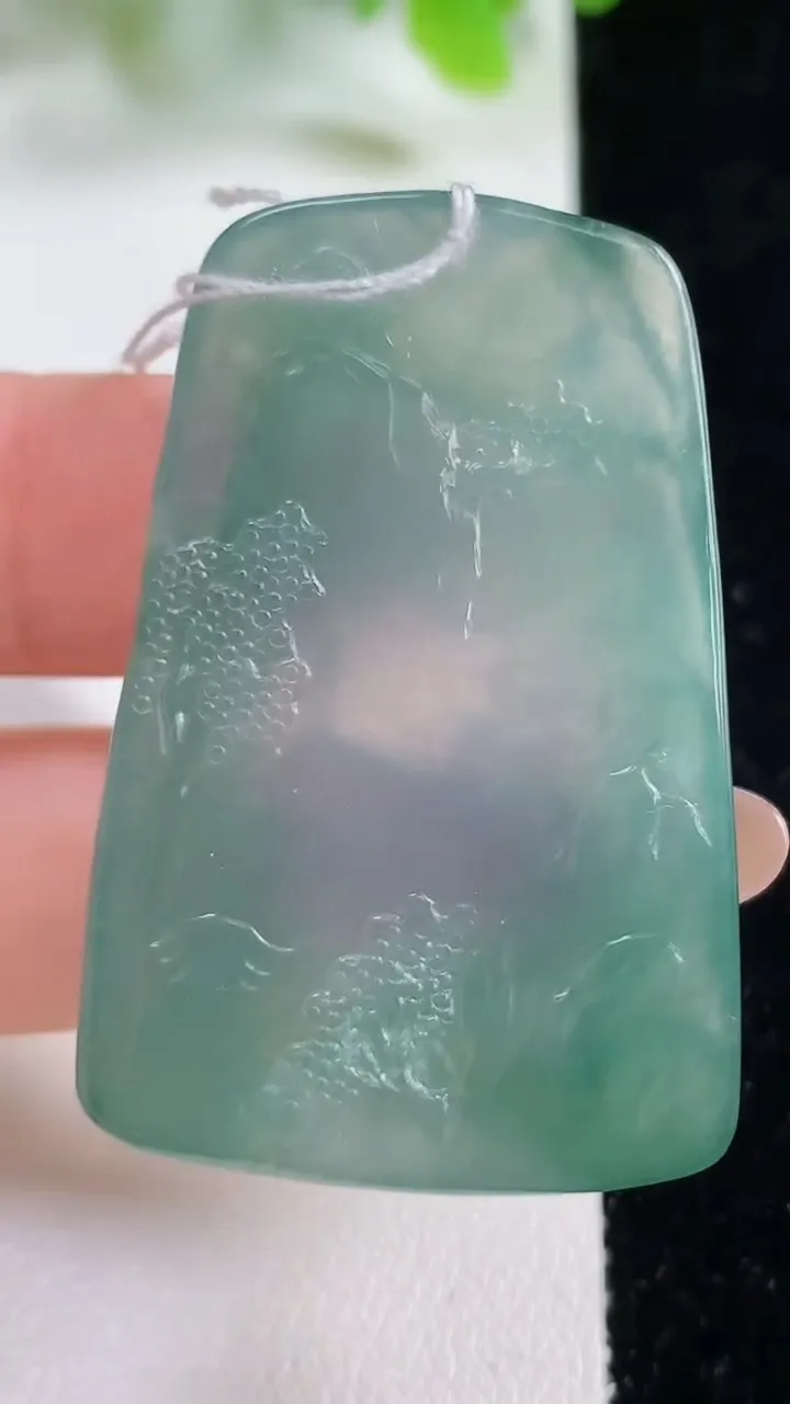 天然A货翡翠山水牌吊坠，尺寸45-29.5-6.3，重量:19.04g
11月6日