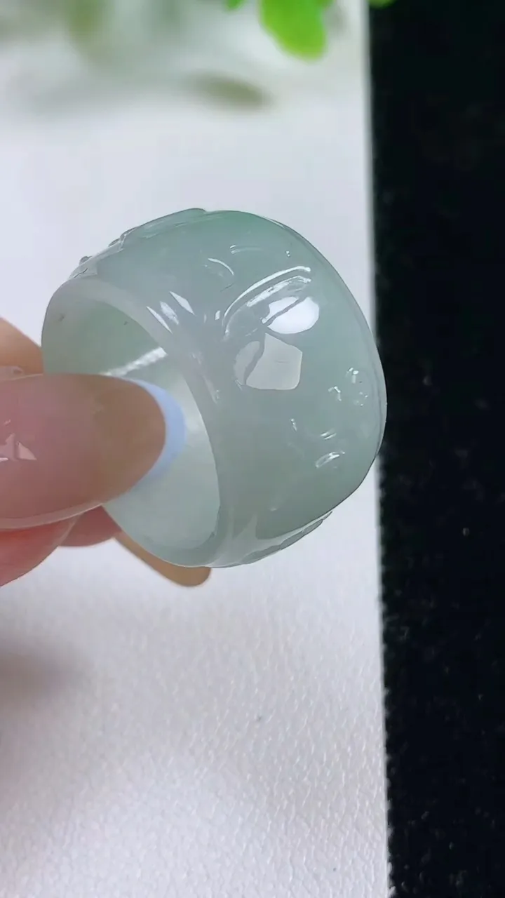 天然A货翡翠扳指 戒指，尺寸19.3-14-2.4，重量:8.74g2025年11月6日
工厂直销收