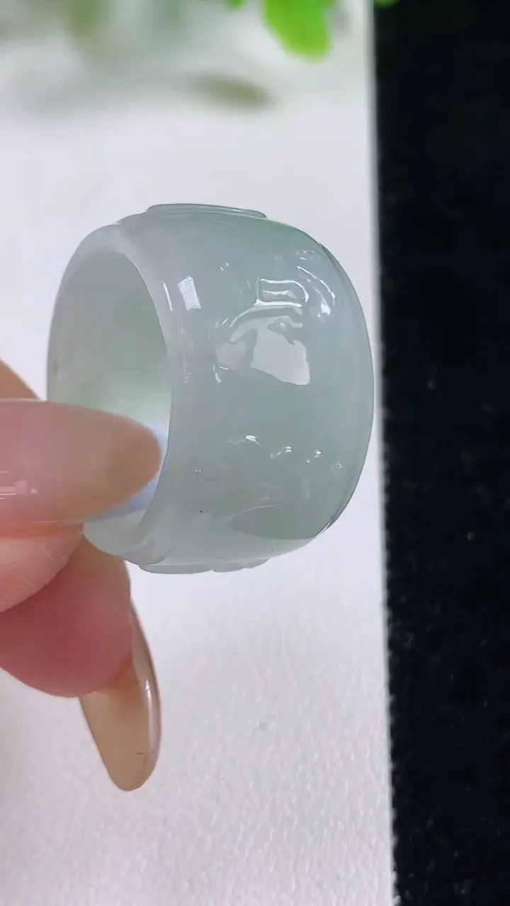 天然A货翡翠扳指 戒指，尺寸19.3-14-2.4，重量:8.74g2025年11月6日
工厂直销收藏佳品,种好水足，色泽均匀，有种有色，上手高大气！