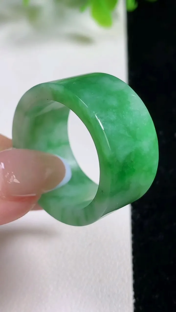 天然A货翡翠指环 扳指 戒指，尺寸23.5-14-3.4，重量:14.10g2025年11月6日
工厂直销收藏佳品,种好水足，色泽均匀，有种有色，上手高大气！
