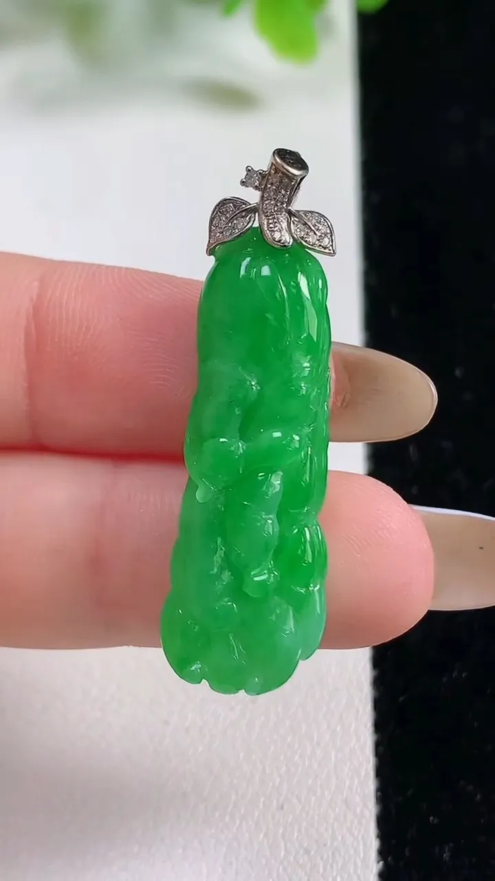 天然A货翡翠白菜吊坠，尺寸33-10.2-4.8，重量:4.24g
11月6日