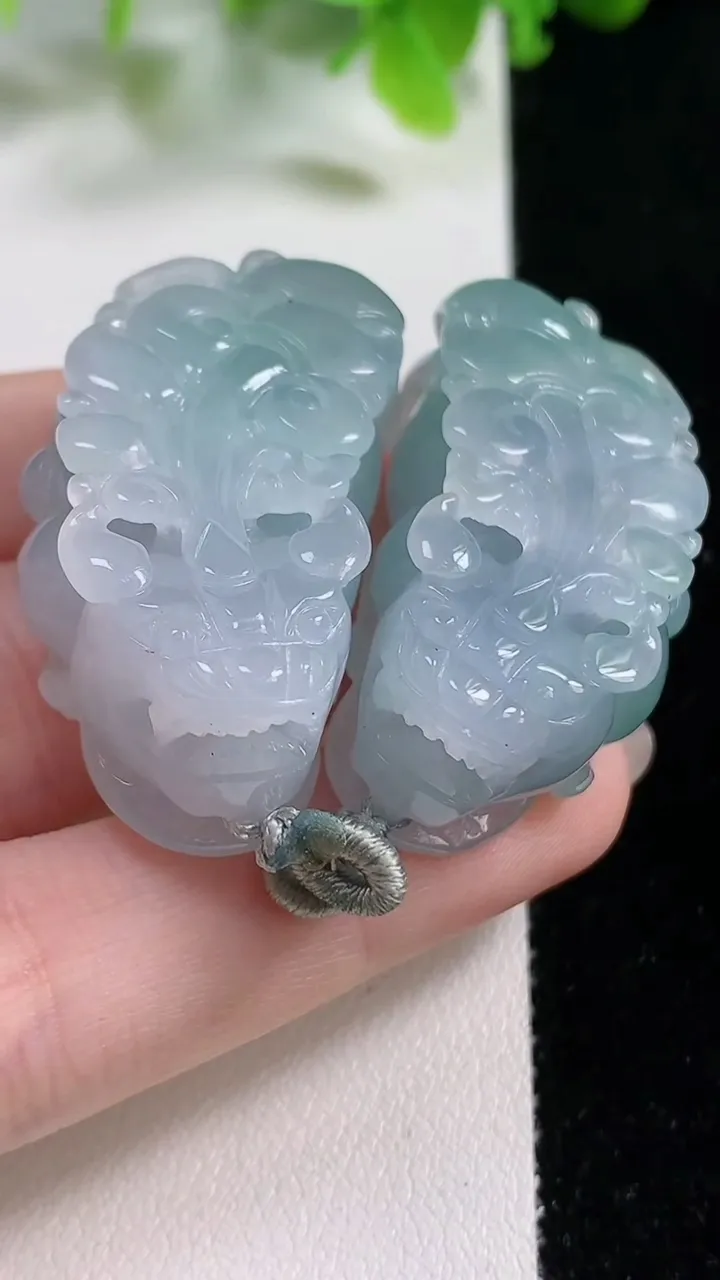 天然A货翡翠貔貅吊坠一对，尺寸38.6-18.8-14.6，重量:47.14g
11月6日