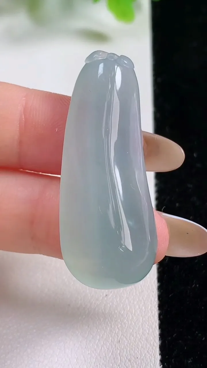 天然A货翡翠福瓜吊坠，尺寸41.8-16.4-9，重量:10.86g
11月6日