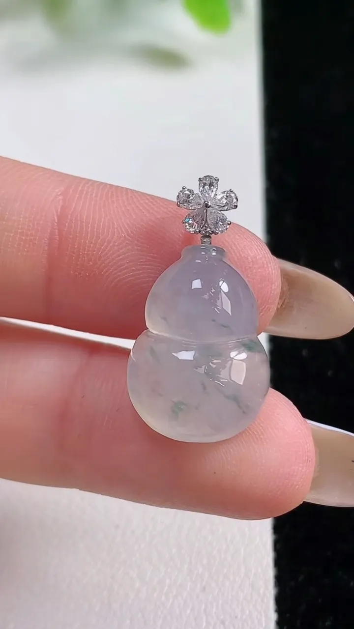 天然A货翡翠种飘花葫芦吊坠，尺寸18.7-13-5.7，重量:2.74g
11月6日