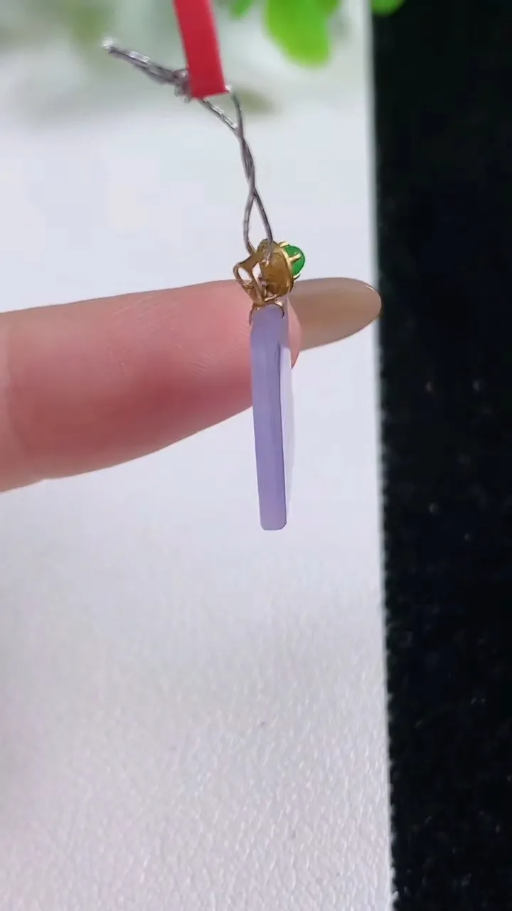 天然A货翡翠种紫罗兰无事牌吊坠，尺寸18.8-8.7-1.8，重量:1.30g
11月6日