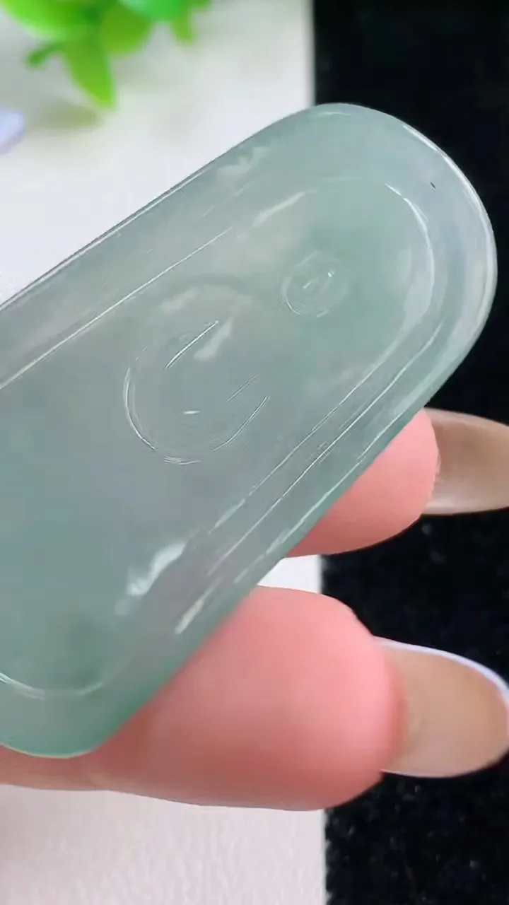 天然A货翡翠冰种飘花观音菩萨吊坠，尺寸48.7-24.8-4.8，重量:12.77g
11月6日