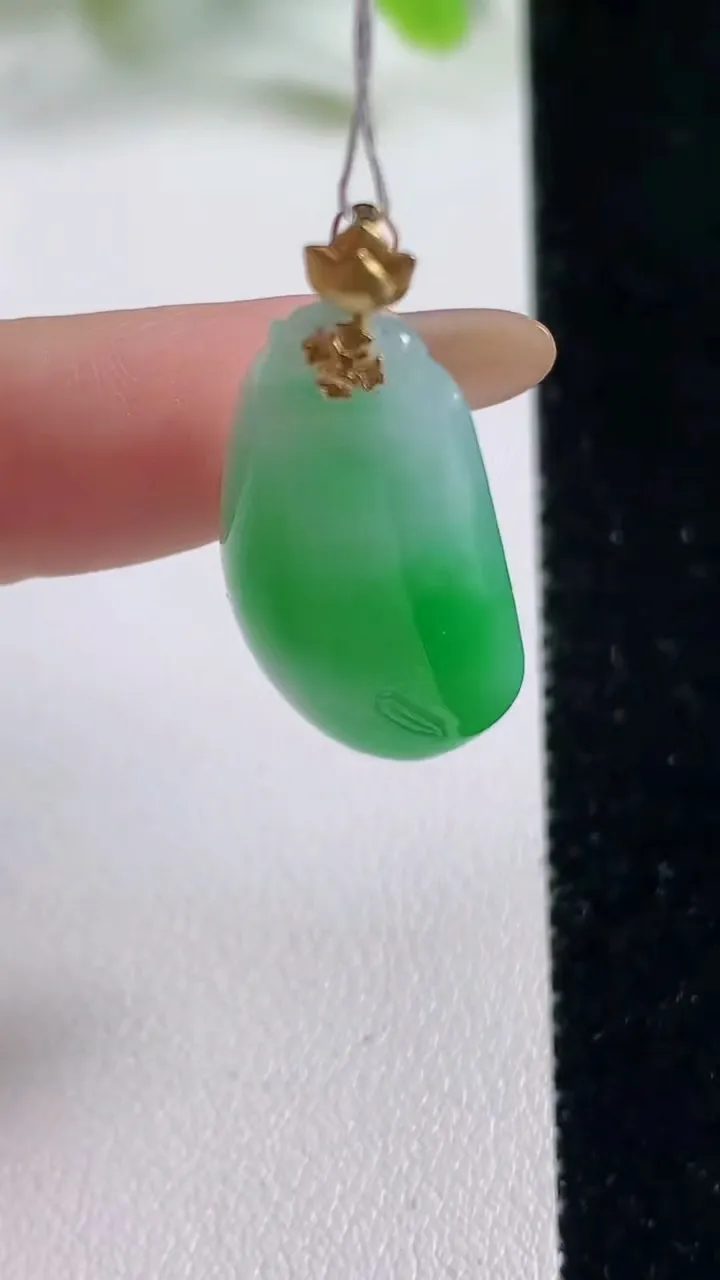 天然A货翡翠福瓜吊坠，尺寸33-15-6.8，重量:6.60g
11月6日